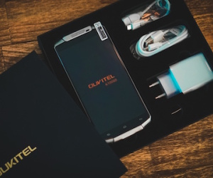 Smartphone pin lớn nhất thế giới về Việt Nam, giá 5 triệu đồng