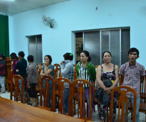 Tạm giữ 33 "quý bà" đánh bạc trong rừng tràm