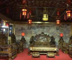 Choáng với bộ bàn ghế gỗ cẩm lai vàng giá gần 700 tỉ đồng