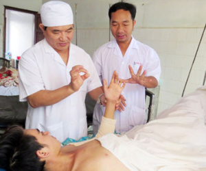Cứu sống nam công nhân rơi từ tầng 5 xuống đất