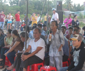 Dân bao vây KCN: "Ngày nào cũng hít thứ này thì còn chi là phổi"