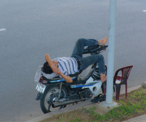 Dân Đà Nẵng xuống gầm cầu, công viên trốn nóng 37 độ C
