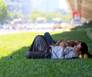 Hà Nội: Xuống lòng đất, ngủ gầm cầu trốn nắng