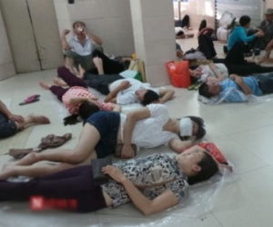 Hàng trăm bệnh nhân nằm vạ vật tránh nắng nóng ở BV lớn nhất Thủ đô