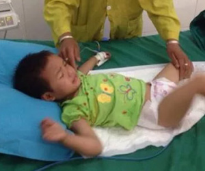 Mẹ bé 3 tuổi bị "đạn lạc" xuyên đầu nuốt nước mắt đưa con về nhà vì... hết tiền