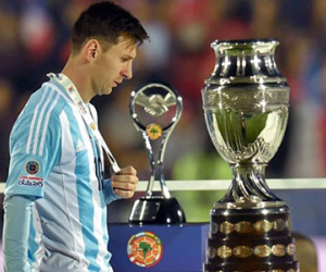 Messi một lần nữa oằn vai vì món nợ dân tộc