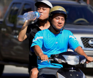 Người Hà Nội tu cả lít nước giữa trưa nắng