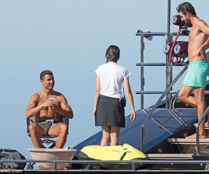 Ronaldo bỏ đi chơi, làm hỏng kế hoạch của tuyển Anh