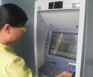 Bị lấy cả chục triệu đồng vì kẹt thẻ ATM
