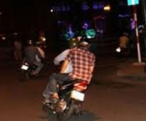 Dọa rút súng, cướp tài sản của 3 người nước ngoài