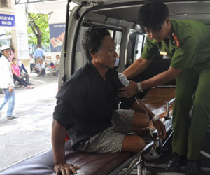 Ghen tuông, dùng búa chặt gần đứt đầu vợ
