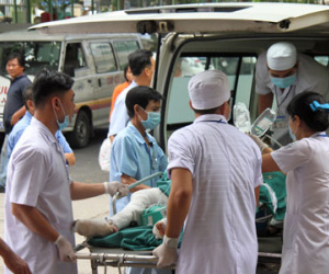 Nữ nhân viên bệnh viện bị chồng cũ khống chế, tưới xăng đốt