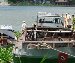Sà lan tông ghe đang đậu, 2 mẹ con chết thảm