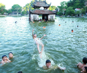 Trẻ em nô đùa dưới ao làng ngày nóng đỉnh điểm