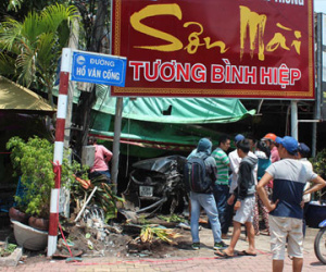 Trộm ô tô của chủ tiệm vàng, phóng như bay, lao vào quán cà phê