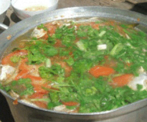 Chồng dọa cho vợ uống thuốc độc, vợ bỏ luôn thuốc diệt cỏ vào canh