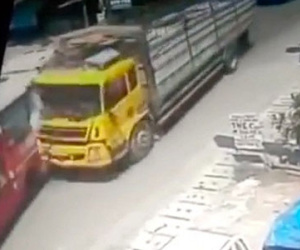 Xe tải nổ lốp đâm xe buýt làm 6 người bị thương