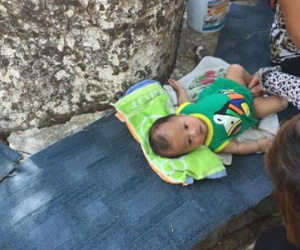 Bé trai 3 tháng tuổi nằm vạ vật ở gốc cây bên bờ hồ Thiền Quang