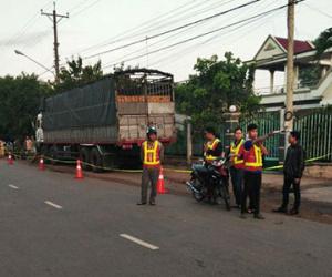 Bị xe tải kéo lê hơn 600 m, người bán trái cây tử nạn