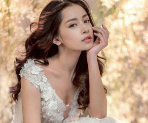 Chi Pu diện váy cưới xuyên thấu gợi cảm