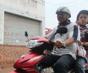 Chống ngập chưa từng thấy: xây tường cả mét trước nhà dân