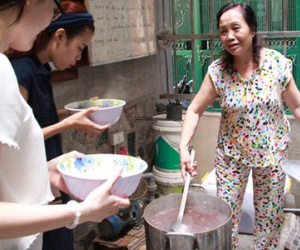 Bà chủ nhà trọ tốt bụng nhất Hà Nội: Nấu cho sinh viên ăn, thương như con