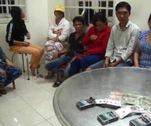 Cảnh sát phá sòng bạc "quý bà" trong đêm