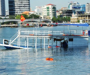 100 ca nô quần thảo, giăng lưới cửa sông Hàn tìm người mất tích