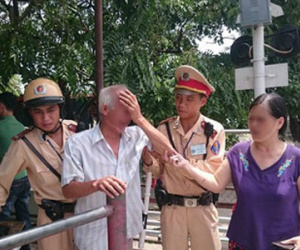 CSGT chặn kịp thời, cứu ông cụ định lao xe vào tàu hỏa