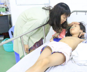 Tàu chìm trên sông Hàn: Kỳ tích mẹ không biết bơi cứu con 10 tháng tuổi