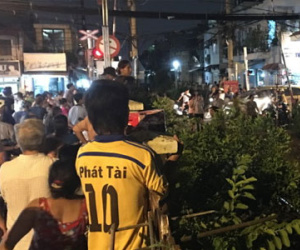 Thanh niên ngáo đá dùng dao cố thủ trong chốt trực xe lửa