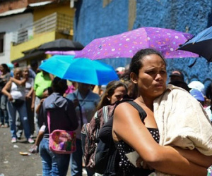 Venezuela phát hơn 4.000 tấn lương thực cho người dân