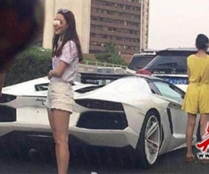 Cả đường phố náo loạn vì gái xinh đi xe sang gây tai nạn