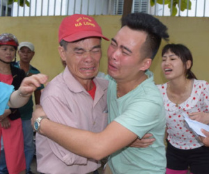 Lật tàu trên sông Hàn: Mất hết con rồi mình ơi!