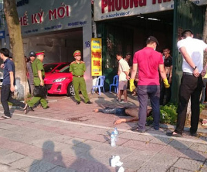 Nam thanh niên cởi tung áo, thè lưỡi trêu người đi đường