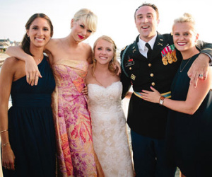 Taylor Swift rạng rỡ đi dự đám cưới sau khi chia tay bạn trai