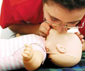 Bé gái 13 tháng tuổi tử vong khi ngã cắm đầu vào xô nước