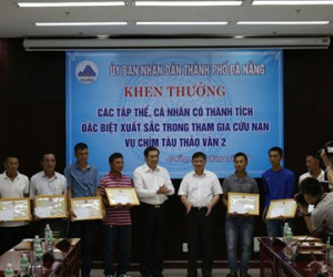 Chủ tịch Đà Nẵng cảm ơn những người hùng cứu nạn trên sông Hàn