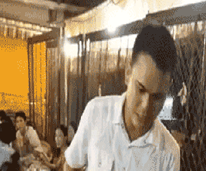 Clip: Thanh niên "ra oai" cướp míc, hất bia vào người hát rong