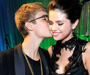 Fan xôn xao khi Justin Bieber bất ngờ "theo dõi" Selena trở lại trên Instagram