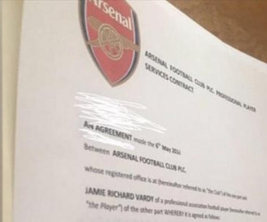 Lộ bản hợp đồng và ảnh chụp với áo đấu Arsenal của Jamie Vardy