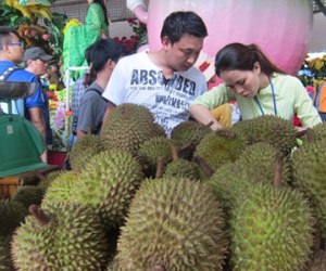 Sầu riêng giá 24.000 đồng 1 kg ở chợ nổi trái cây Sài Gòn