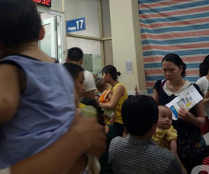 Vữa trần rơi trúng đầu trẻ 1 tuổi ở Bệnh viện Nhi Trung ương, nhiều người hoảng sợ