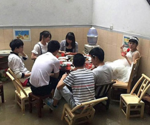 Đám cưới mùa ngập, khách mời chèo xuồng đi ăn tiệc