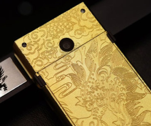 Điện thoại mạ vàng 24K, khắc hình rồng giá 125 triệu đồng