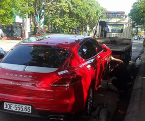 Đỗ sai quy định, Porsche Panamera hàng độc tại Quảng Ninh bị kéo đi