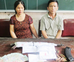 Đôi nam nữ mang theo súng AK đi buôn ma túy