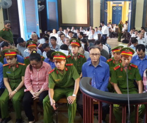 Hàng chục công chức hải quan hầu tòa vì tiếp tay lừa đảo