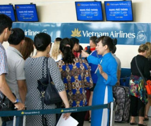 Hành khách xếp hàng dài vì nhà ga T1 Nội Bài mất điện