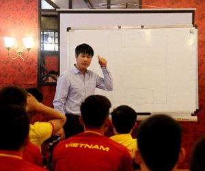 HLV Hữu Thắng có xứng đáng nhận lương trên 100 triệu đồng/tháng?